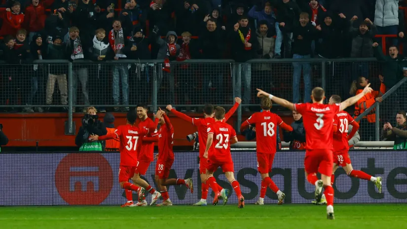 Fudbaleri Tventea proslavljaju gol