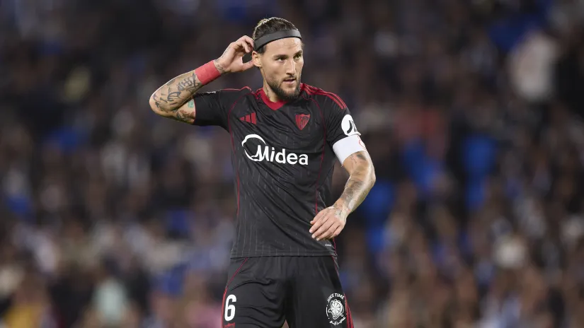 Nemanja Gudelj sa zaštitnom trakom oko glave (©Guliver/xRicardoxLarreinax)