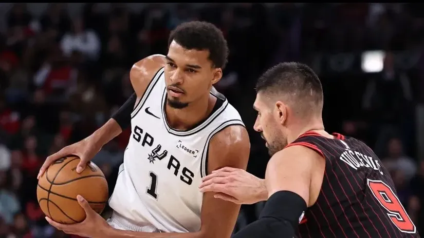 Viktor Vembanjama i Nikola Vučević (AFP)