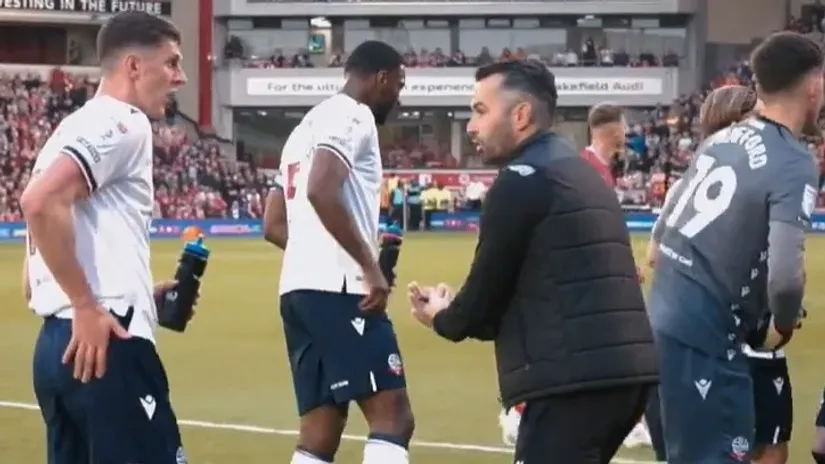 Igrači Boltona (©YouTube)