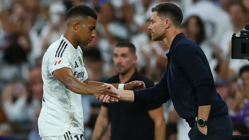 Kilijan Embape i Ćabi Alonso (©Reuters)