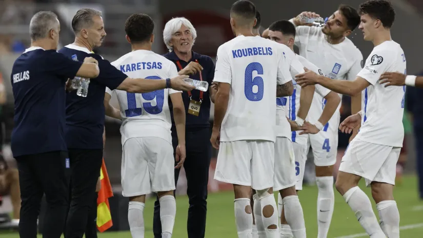 Ivan Jovanović i fusbaleri Grčke (©Reuters)