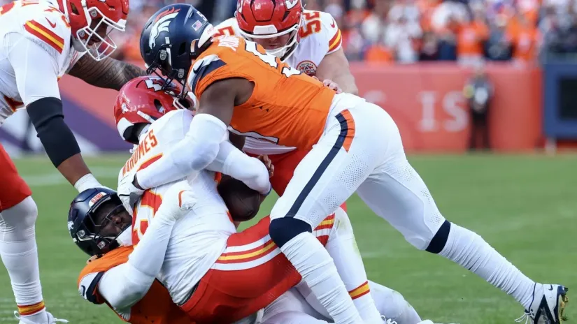 Defanzivci Bronkosa ruše Patrika Mahomsa (©AFP)