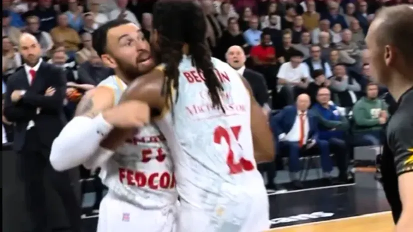 Detalj kad Džejms napada sudiju (©Printscreen)