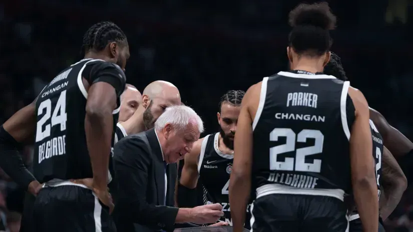 Željko Obradović i košarkaši Partizana (©Starsport)