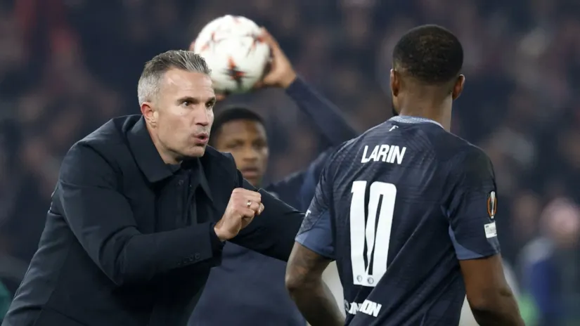 Robin van Persi daje instrukcije Kajlu Larinu (©Reuters)