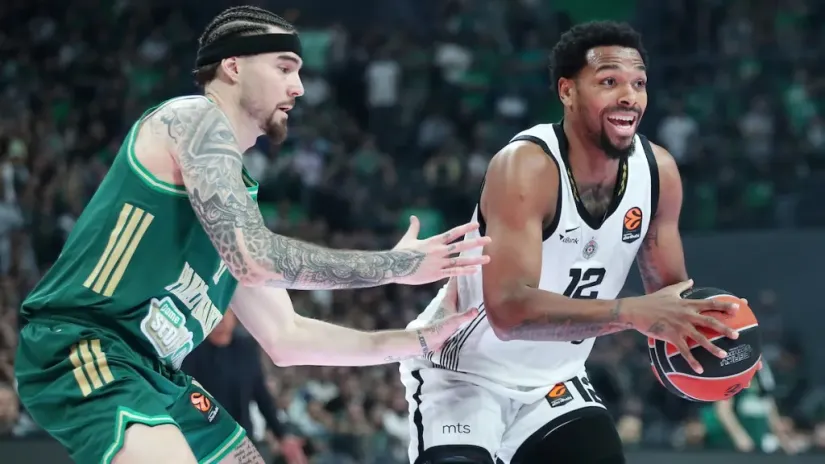 Sterling Braun sa loptom (© Starsport)