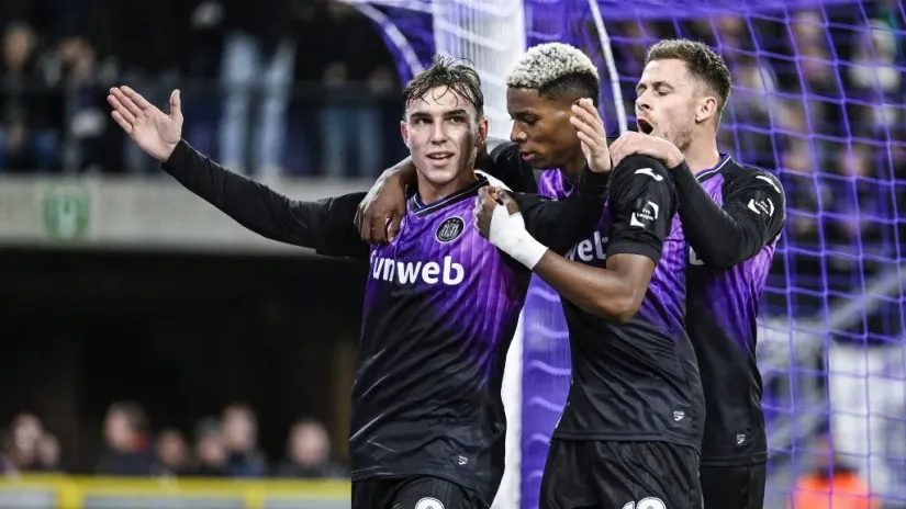 Mihajlo Cvetković sa saigračima (©AFP)