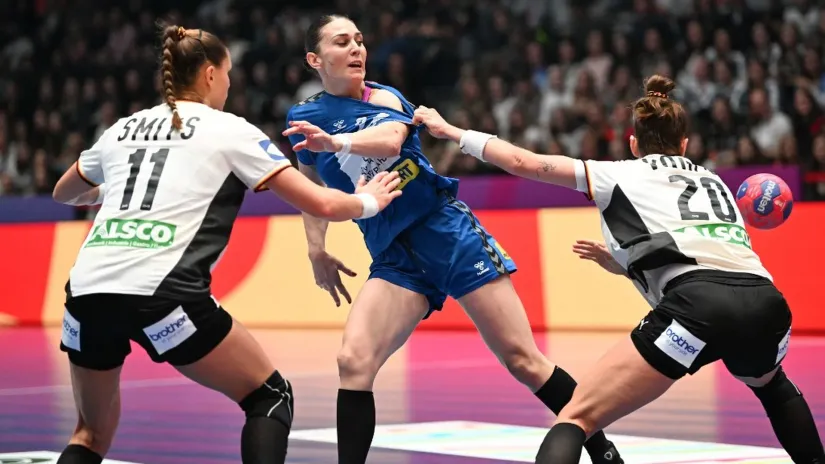 Jovana Skrobić u duelu sa dvema Nemicama (©AFP)