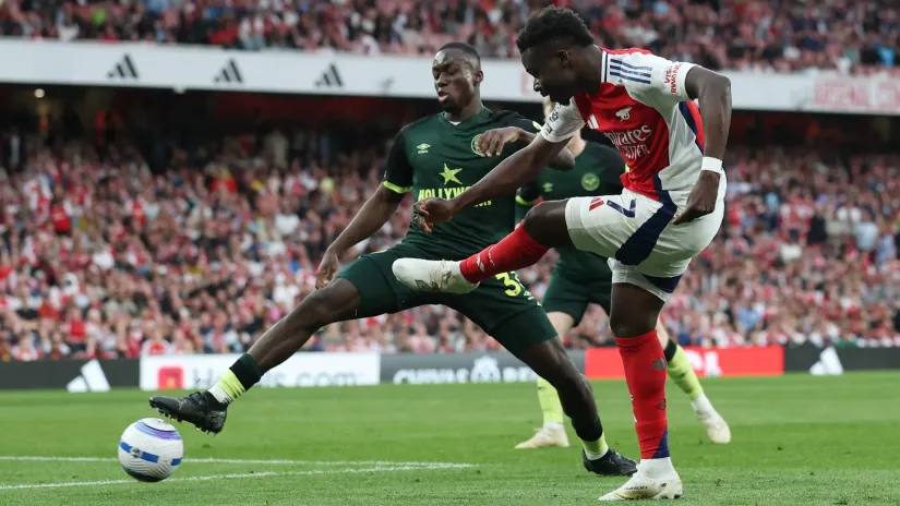 Majkl Kajode (Brentford) i Bukajo Saka (Arsenal)