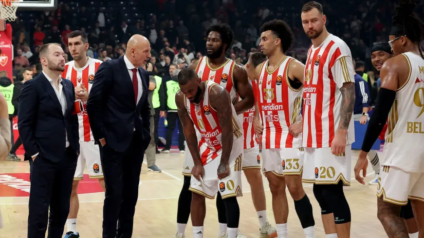 Saša Obradović i košarkaši Zvezde (©Star Sport)