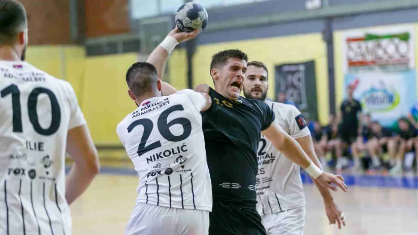Luka Mitrović u duelu sa Markom Nikolićem u Pančevu (©ARKUS liga)