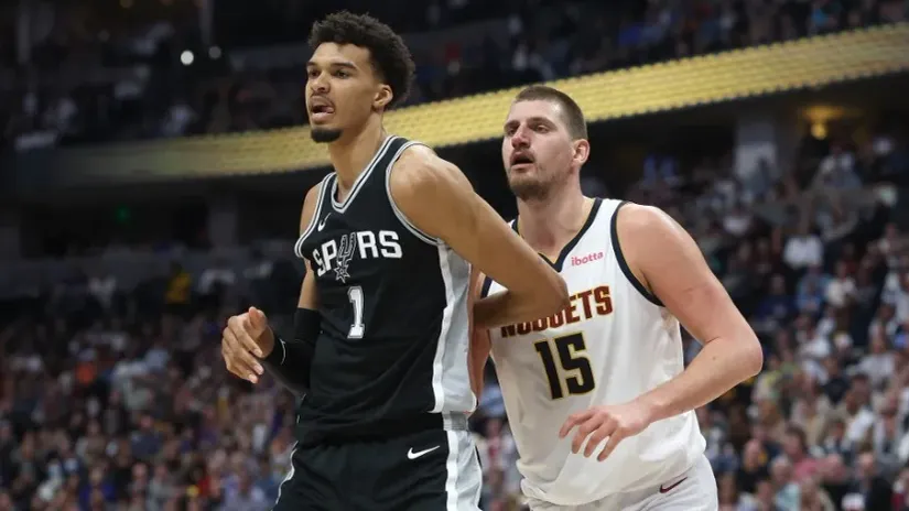 Viktor Vembanjama i Nikola Jokić (AFP)