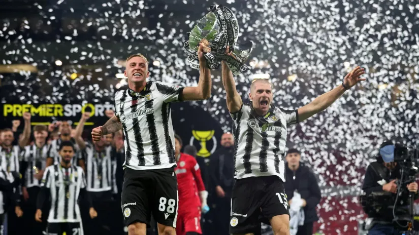 ©Reuters (Aleks Gogić diže pehar sa saigračem)