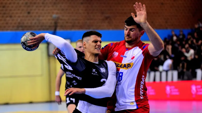 Veljko Popović u duelu sa Milanom Jovanovićem (©Starsport)