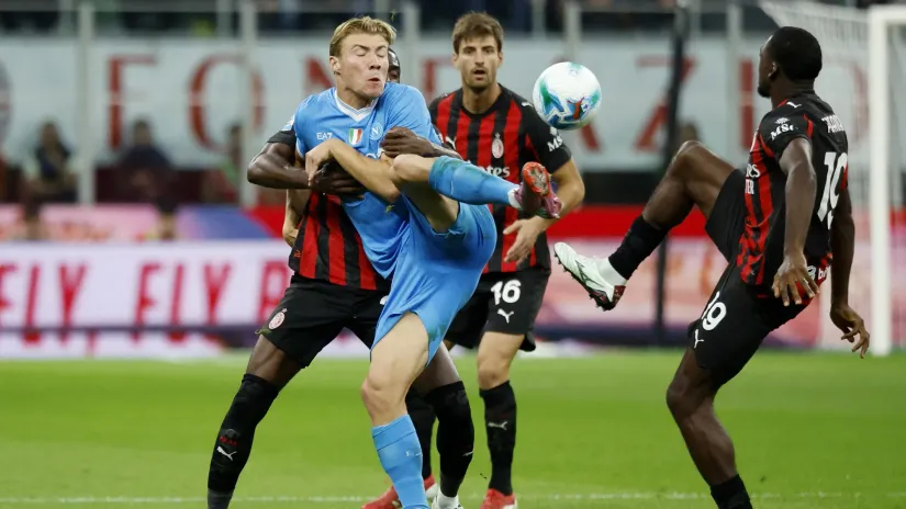 Rasmus Hojlund u sendviču dvojice Rosonera (©Reuters)