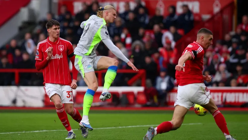 Milenković blokira Halanda (@Reuters)