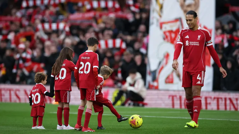 Virdžil van dajk sa Žotinom decom (©Reuters)