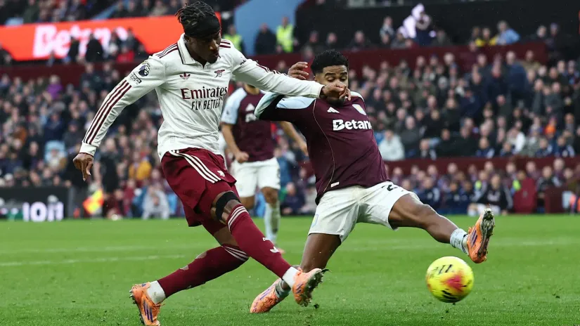 Noni Madueke (Arsenal) i Jan Matsen (Aston Vila), (©Reuters)