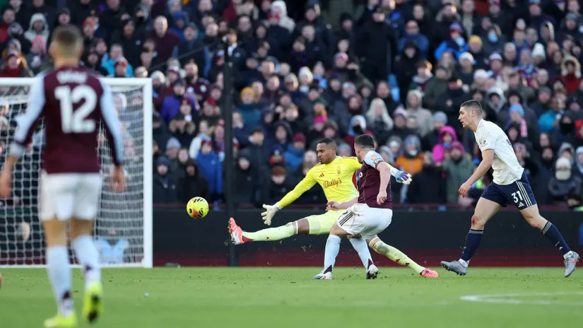 Mekgin postiže gol (©Reuters)