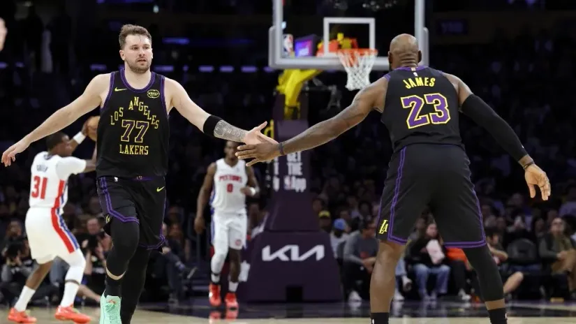 Luka Dončić i Lebron Džejms (AFP)