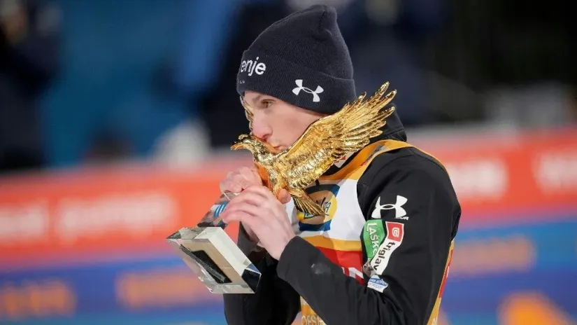 Domen Prevc sa Zlatnim Orlom (©AFP)