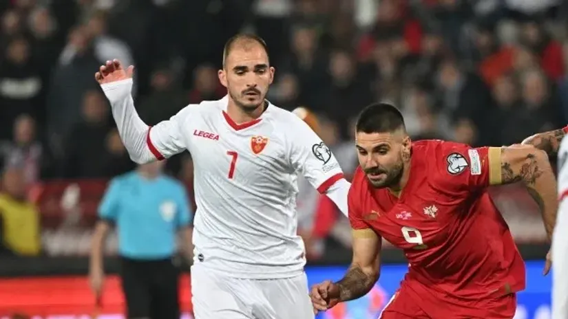 Driton Camaj u duelu sa Aleksandrom Mitrovićem (©AFP)