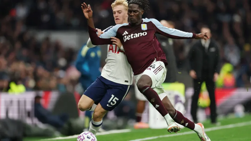 Lukas Bergval (Totenhem) i Amadu Onana (Aston Vila)