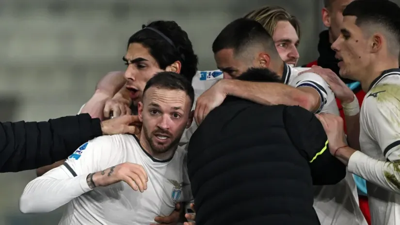 Slaqvlje Lacarija sa saigračima među kojima je i Ratkov (Cristiano Mazzi/Guliver)