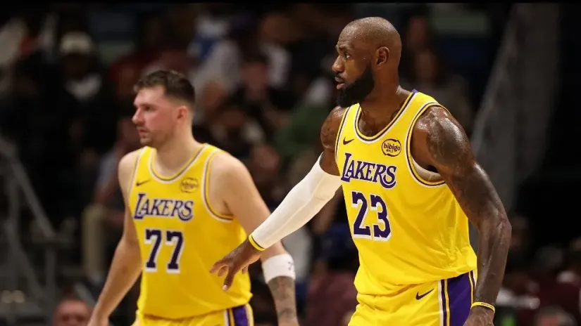 Luka Dončić i Lebron Džejms (AFP)