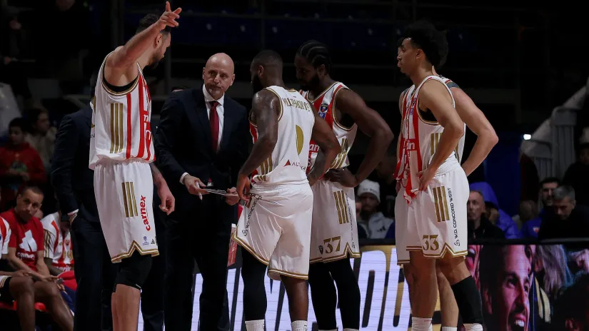 Saša Obradović i košarkaši Zvezde (©Star Sport)