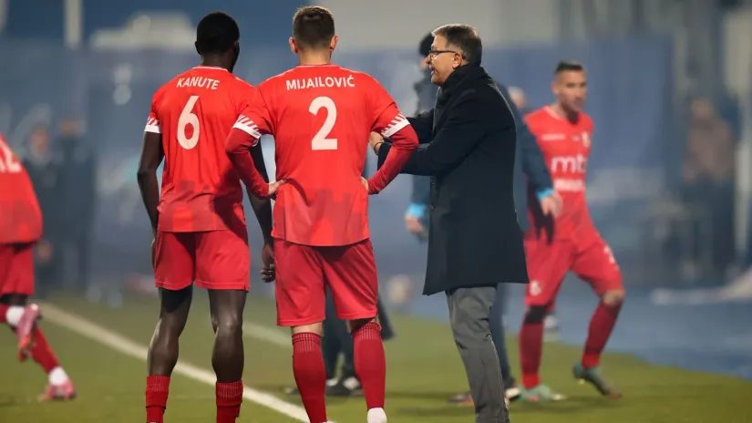 Takis Lemonis sa fudbalerima Radničkog (@MNPress)