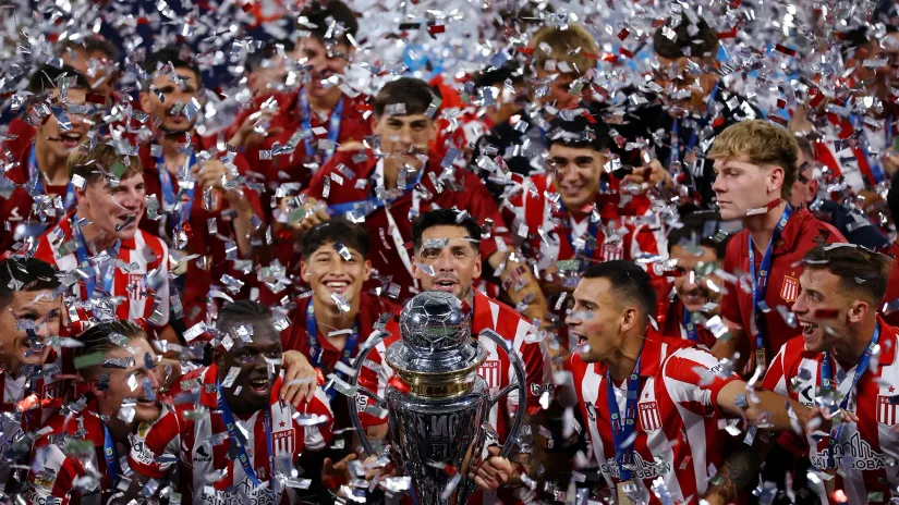 Fudbaleri Estudijantesa posle osvajanja titule (©Reuters)