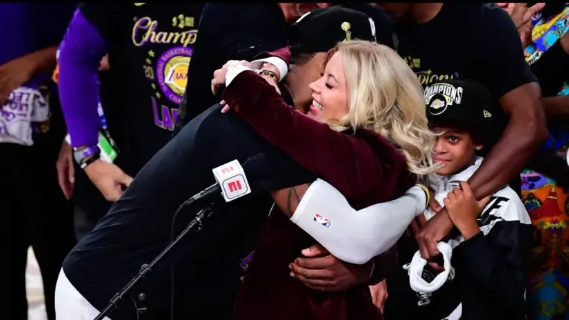 Lebron Džejms i Džini Bas (AFP)