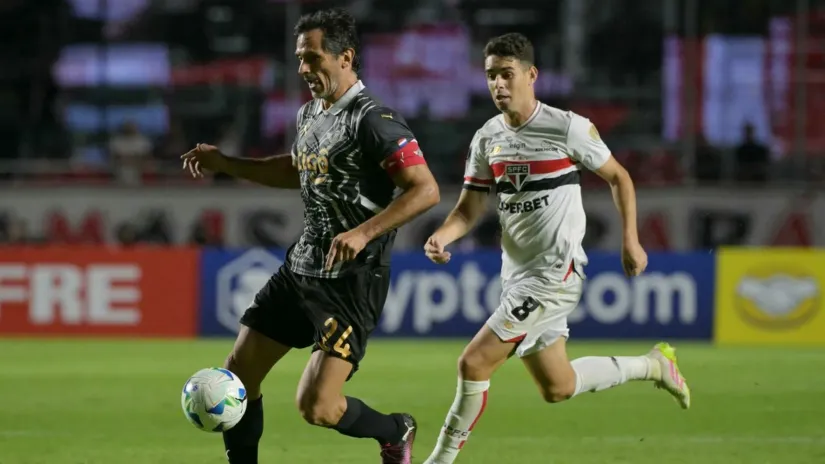 Roke Santa Kruz u u duelu sa Oskarom iz Sao Paula (©AFP)