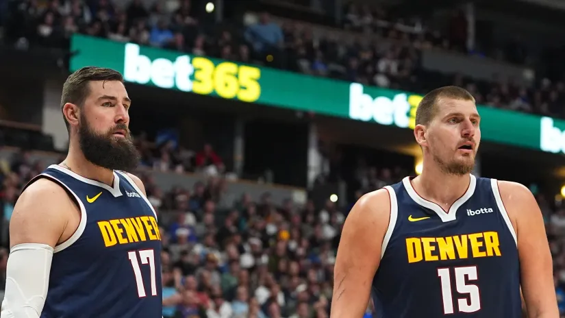 Jonas Valančijunas i Nikola Jokić (AP Photo/David Zalubowski)