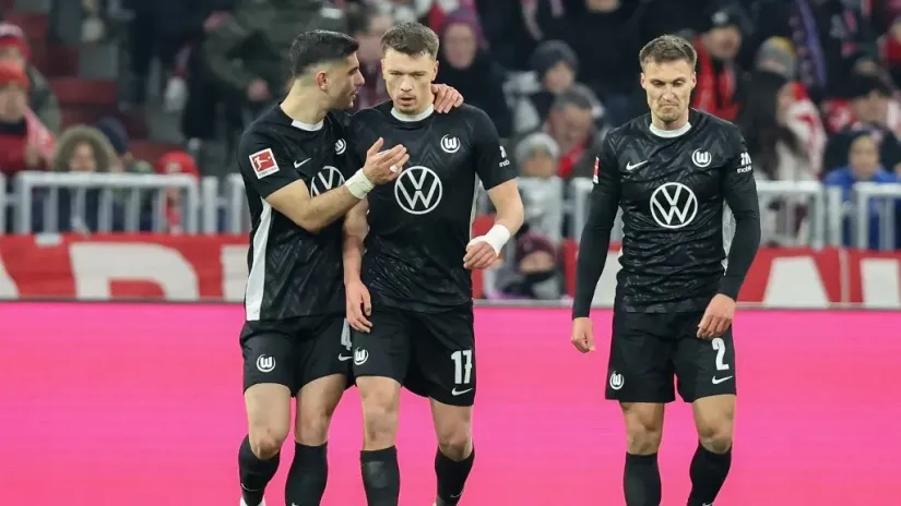 Dženan Pejčinović (sredina) sa saigračima (©Reuters)