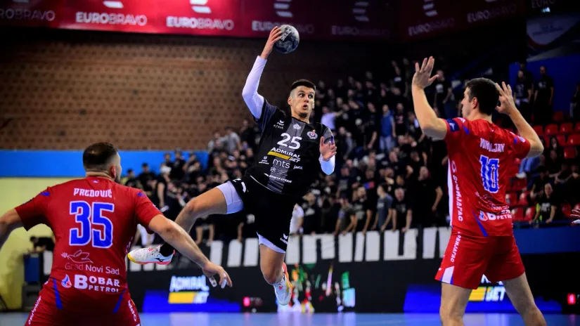 Veljko Popović u duelu sa Vojvodinom (©Starsport)