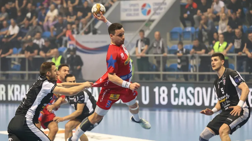 Vukašin Vorkapić u duelu sa crno-belima prošle godine u Kraljevu (©Starsport)