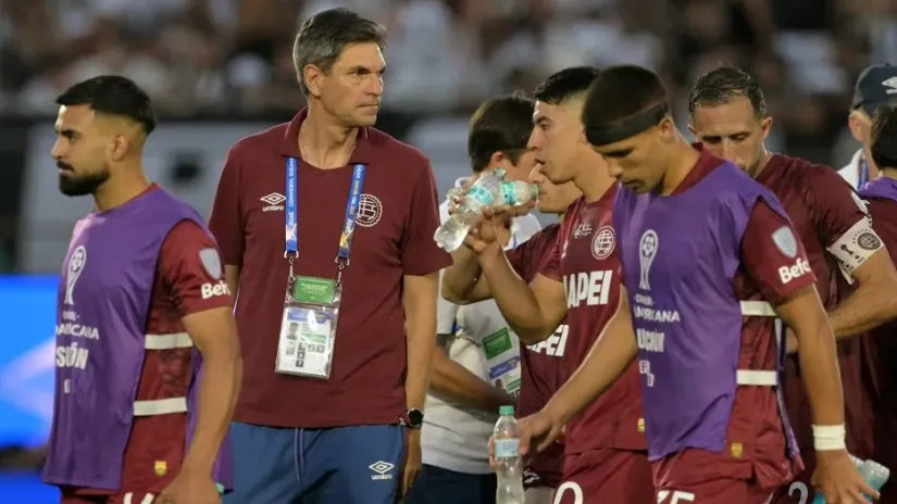 Pelegrino i igrači Lanusa (©AFP)