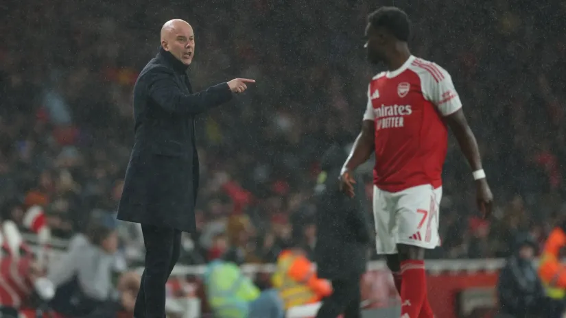 Arne Slot i Bukajo Saka (©Guliver/AP Photo/Ian Walton)