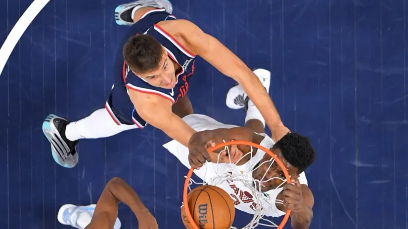 Bogdan Bogdanović i Donovan Mičel (©Guliver Images/AP Photo/Mark J. Terrill)