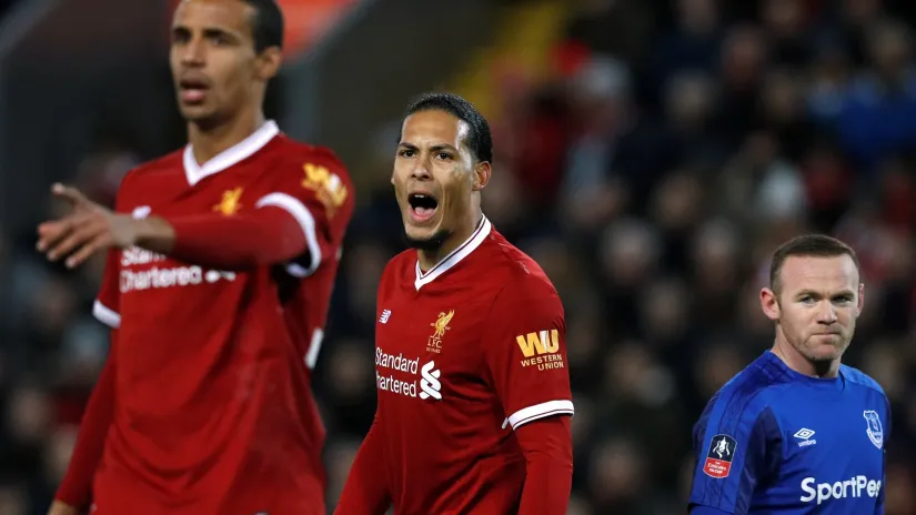 Van Dajk i Runi dok su delili teren (©Reuters)