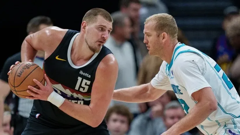 Nikola Jokić i Mejson Plamli (AFP)