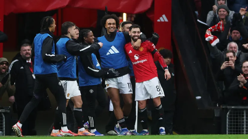 Bruno Fernandeš proslavlja gol sa saigračima (©Reuters)