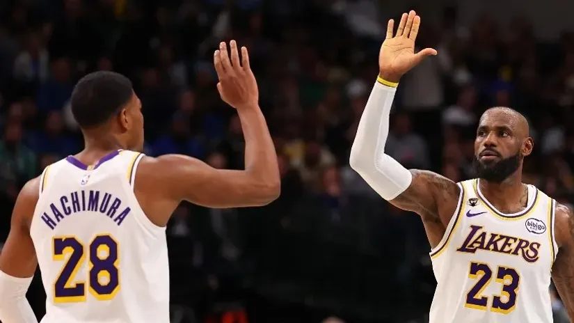 Hačimura i Džejms (©AFP)