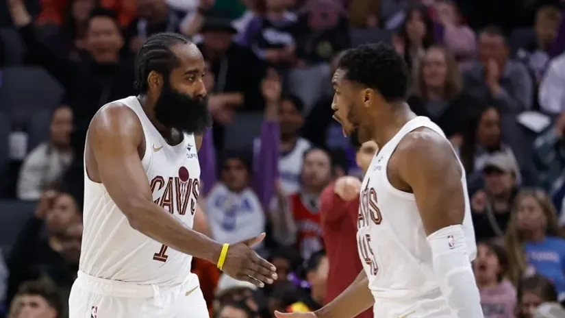 Džejms Harden i Donovan Mičel (AFP)