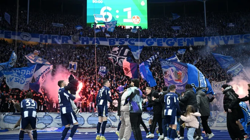 Slavlje igrača i navijača Herte posle eliminacije Kajzerslauterna (©Reuters)