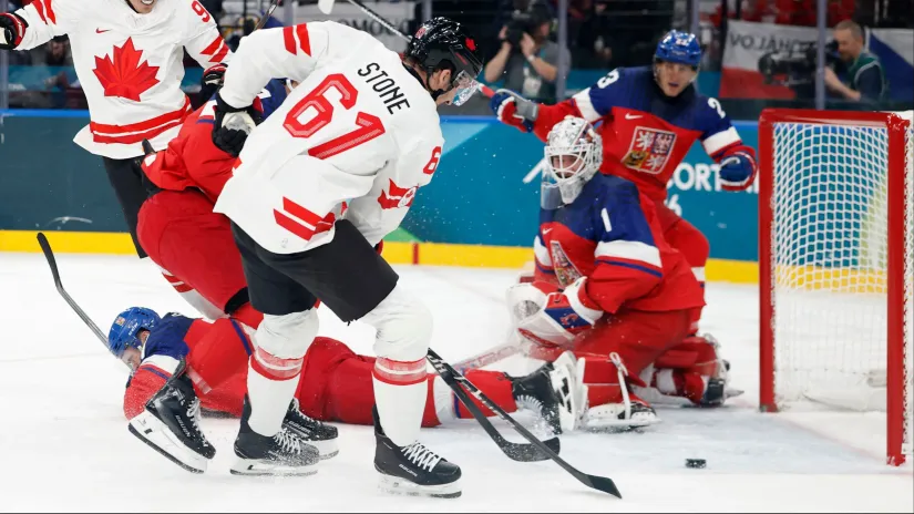 Mark Stoun ubacuje pak u praznu mrežu (Foto: Rojters)