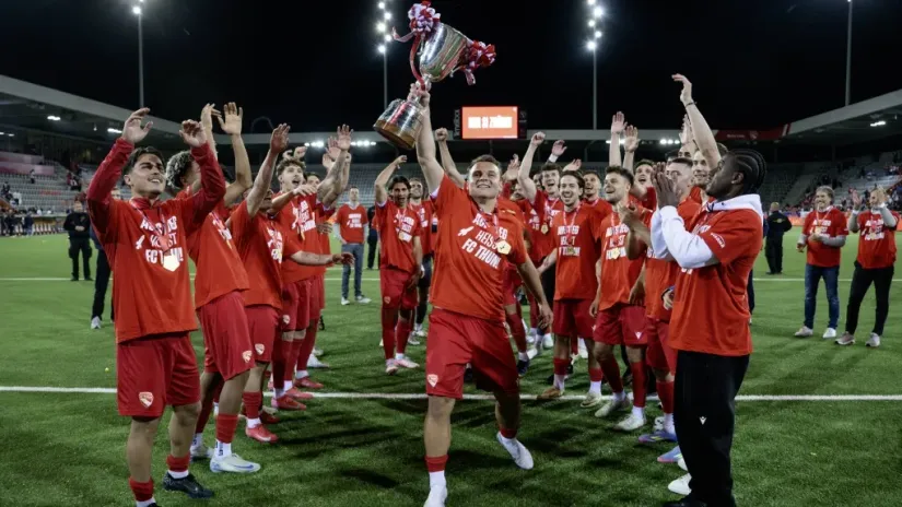 Vasilije Janjičić sa peharom šampiona druge lige u Švajcarskoj (Guliver))